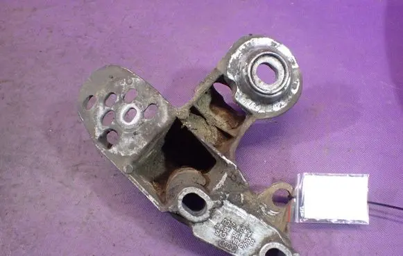 Audi A6 Allroad C5 Engine mounting bracket 8E0199351F