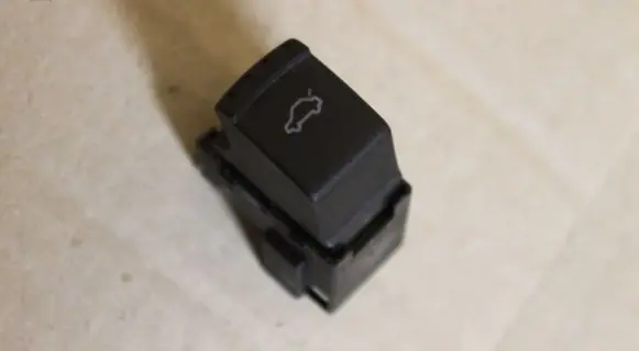 Volkswagen PASSAT B5.5 Tailgate opening switch 1J0959831A