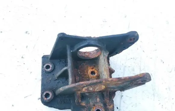 Mitsubishi Carisma Engine mounting bracket