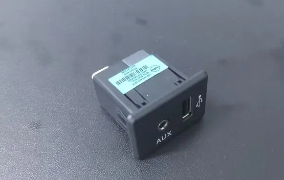Nissan Pulsar USB socket connector 795405020