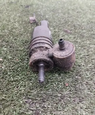 Volkswagen PASSAT B7 Windscreen/windshield washer pump 1K6955651