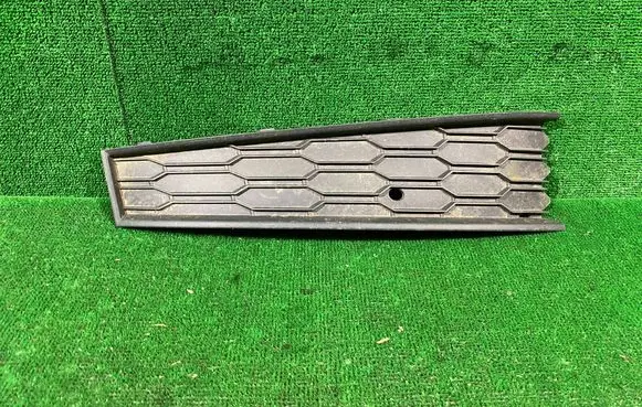 Skoda Scala Front bumper lower grill 657807681A