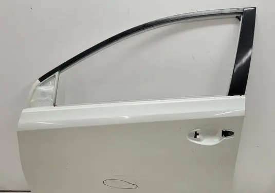 Toyota Auris E180 Front door 