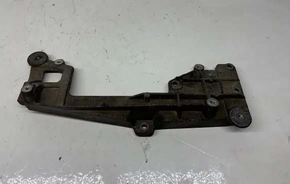 Volkswagen PASSAT B6 Engine mounting bracket 03G131159