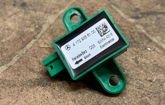 Mercedes-Benz CLS C218 X218 Airbag deployment crash/impact sensor A1729056100