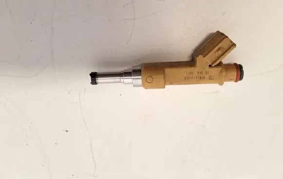 Toyota Avensis T270 Fuel injector 23250-0T030