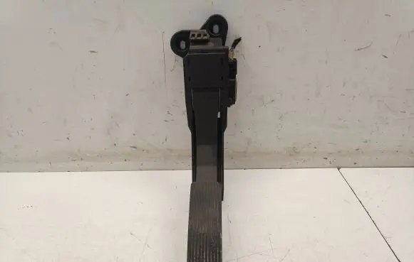 Mercedes-Benz ML W164 Accelerator throttle pedal A1643000004