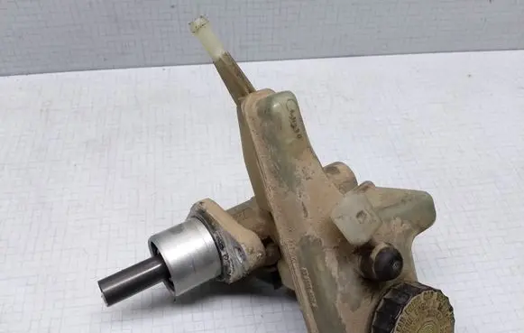 Volkswagen Golf III Master brake cylinder 03350882762
