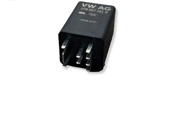 Volkswagen PASSAT B8 Glow plug pre-heat relay 038907281B