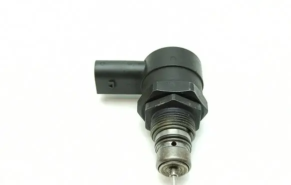 Mercedes-Benz E W211 Fuel pressure regulator A6110780449 0281002494