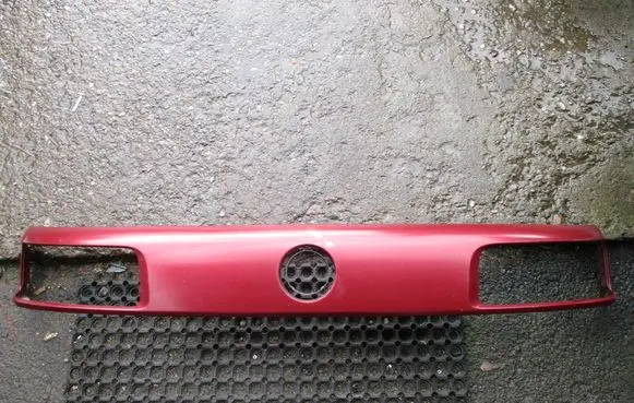 Volkswagen PASSAT B3 Front grill 357853612A