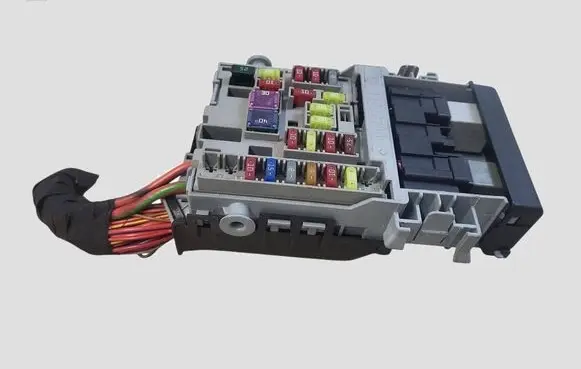 Opel Zafira C Fuse module 13222786