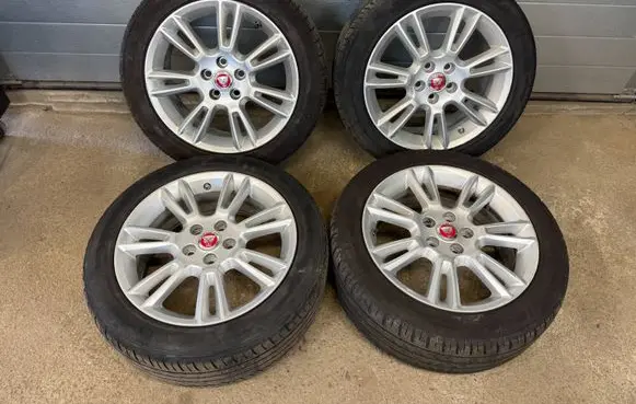 Jaguar XE R18 alloy rim