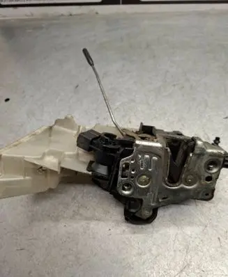 Mercedes-Benz E W210 Front door lock 2027203535