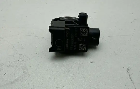 Volkswagen PASSAT B8 Airbag deployment crash/impact sensor 561959351