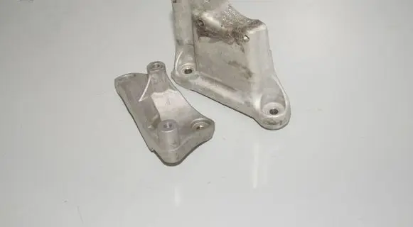 Engine mounting bracket