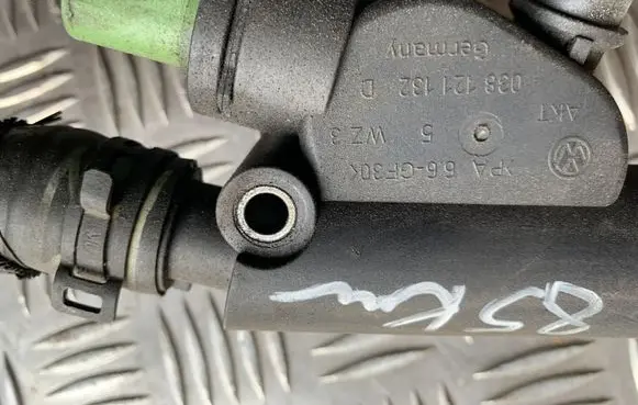 Audi A4 S4 B7 8E 8H Engine coolant pipe/hose 038121132D 038121132