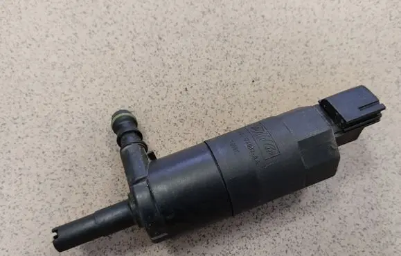 Ford Focus C-MAX Windscreen/windshield washer pump 5W9313K082AA