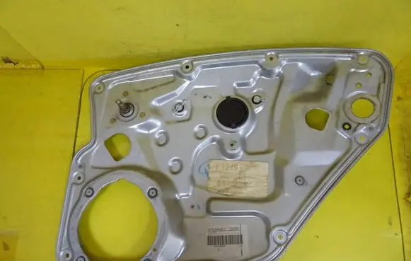 Rear door manual window regulator