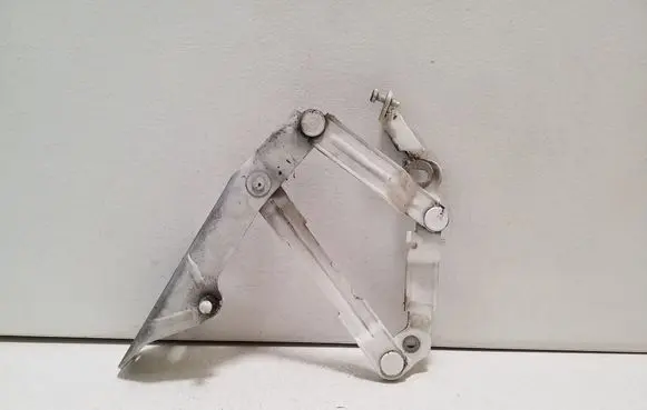 Engine bonnet/hood hinges