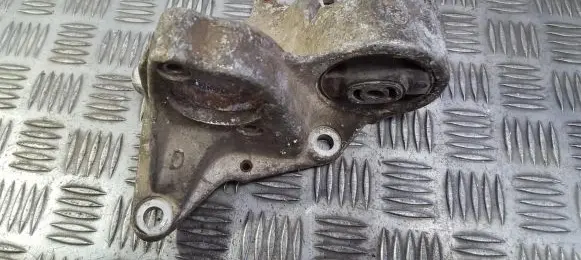Peugeot 406 Engine mount bracket 96133053