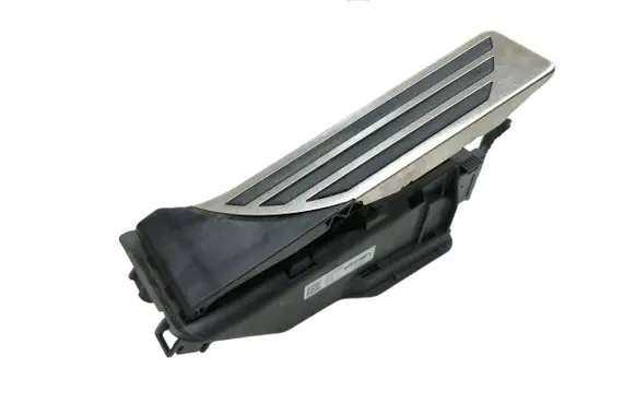 Accelerator throttle pedal