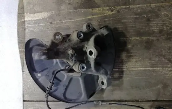 Mercedes-Benz E AMG W212 Front wheel hub spindle knuckle A2129050801
