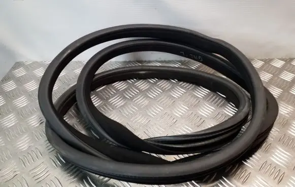 Mercedes-Benz ML W164 Rear door rubber seal (on body) 