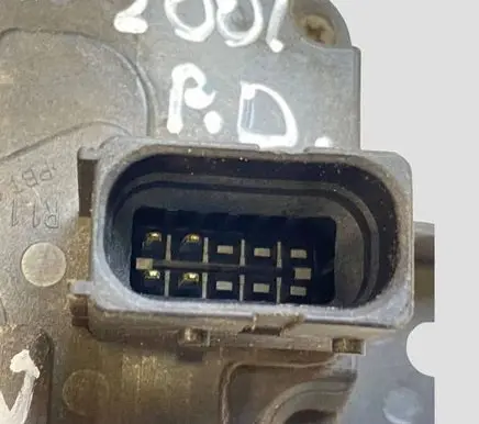 Opel Zafira B Front door lock 13210749