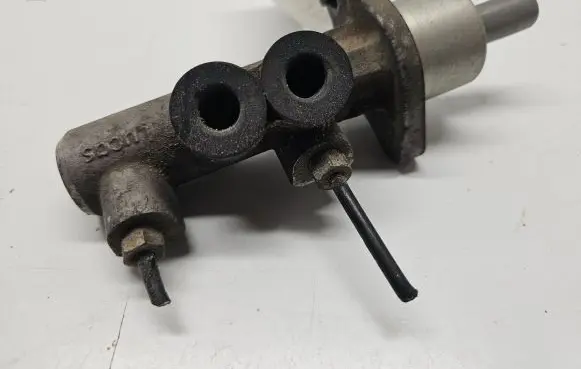 Audi A6 S6 C4 4A Master brake cylinder 1735