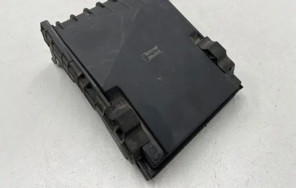 Volkswagen Tiguan Fuse box cover 1K0937132G 1K0937132F