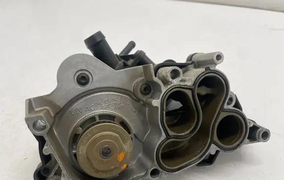 Volkswagen Jetta VI Water pump 04E121042A