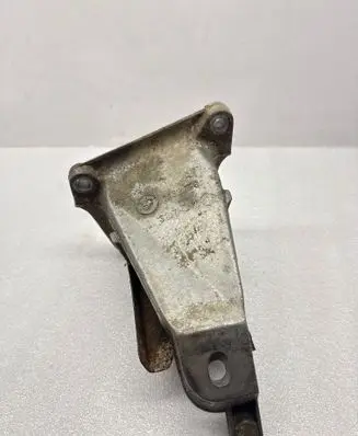 Engine mounting bracket