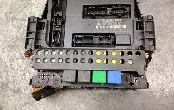 Mercedes-Benz B W245 Fuse module A1695454332 1695453740 5DK00872816