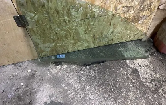 Honda CR-V Front door window glass four-door