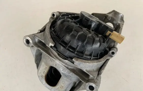 Audi Q7 4M Engine mount bracket 4M0199371FE