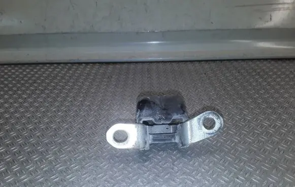 Nissan Qashqai Front door upper hinge 