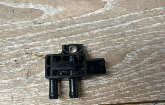 BMW 5 F10 F11 Exhaust gas pressure sensor 8570686