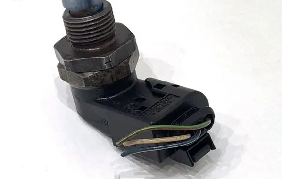 BMW 5 E60 E61 Fuel pressure sensor 0281002497
