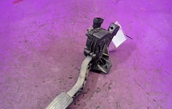 Mitsubishi Colt Accelerator throttle pedal