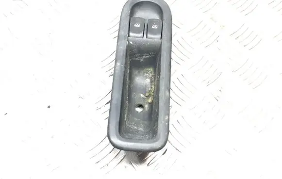 Renault Clio III Electric window control switch 8200356513 534308H E29472