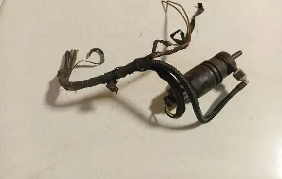 Volkswagen PASSAT B6 Windscreen/windshield washer pump 1K5955651