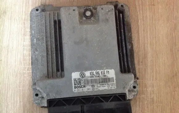 Volkswagen Golf V Engine control unit/module 03G906016FM