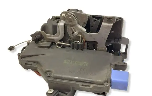 Volkswagen Golf V Rear door lock 7L0839015D