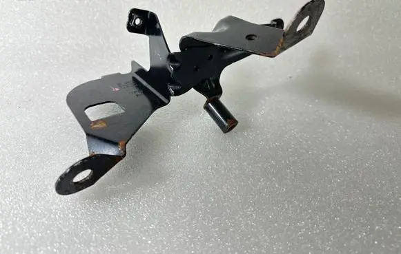 Volkswagen Touareg I Fuel filter bracket/mount holder 7L6127224B