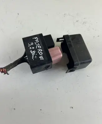 Mitsubishi Pajero Relay mounting block MR301971
