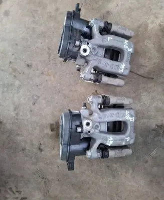 Peugeot 208 I Rear brake caliper 9842295180