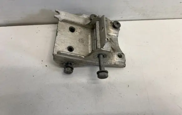 BMW M5 Radiator mount bracket 7186514