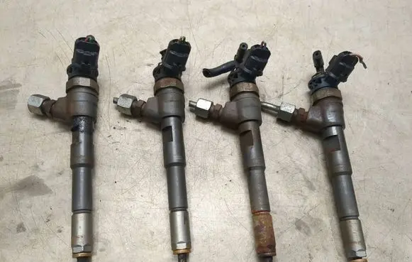 Nissan Note (E12) Fuel injectors set 0445110485