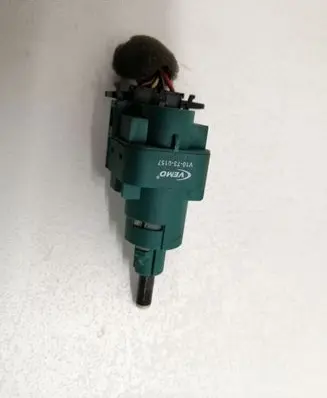 Seat Alhambra (Mk1) Brake pedal sensor switch V10730157